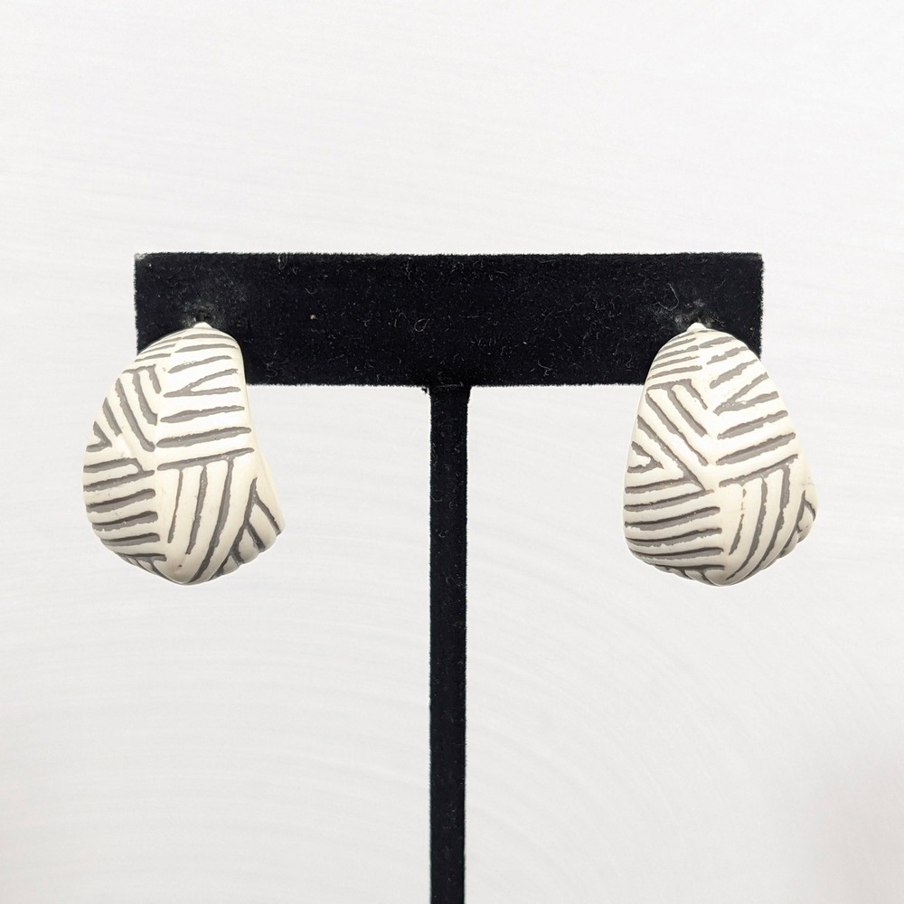 Vintage 1988 Avon Sirocco Collection Hoop Earrings Cream Textured‎ Sculptural